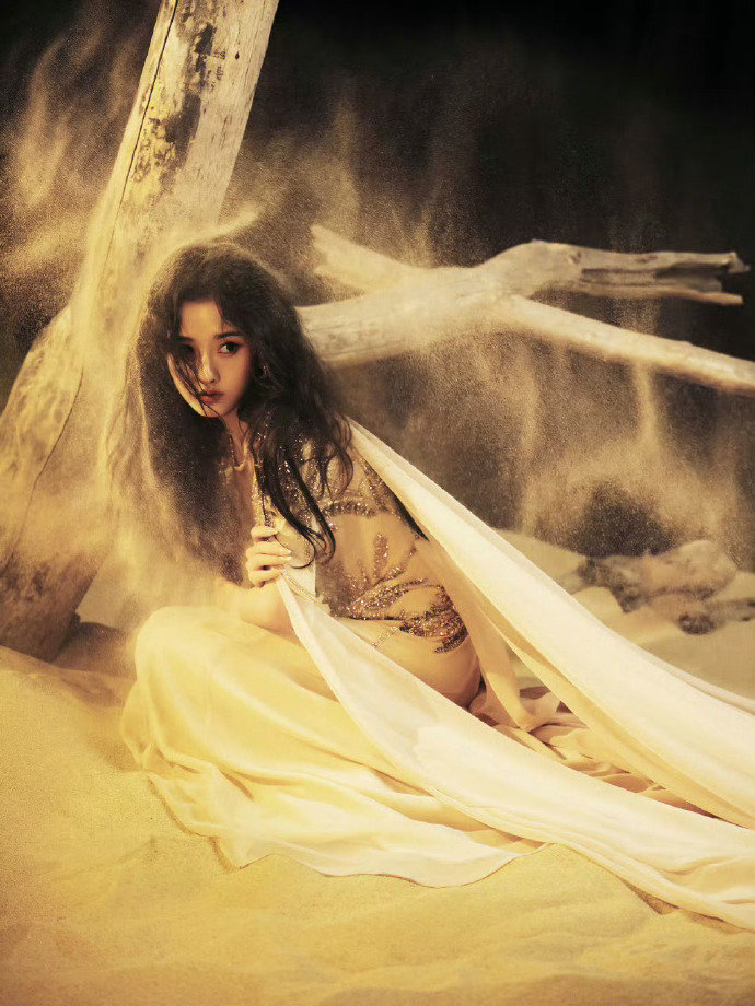 宋祖儿裸色钻饰纱裙宋祖儿裸色拖尾纱裙 宋祖儿裸色钻饰纱裙很美很美 