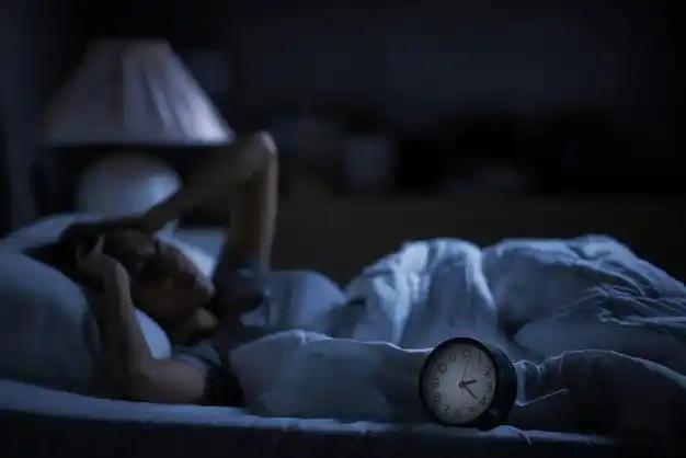 夜幕降临，城市万家灯火次第亮起，灯火之下，无数人躺在床上辗转难眠，深陷失眠困扰。