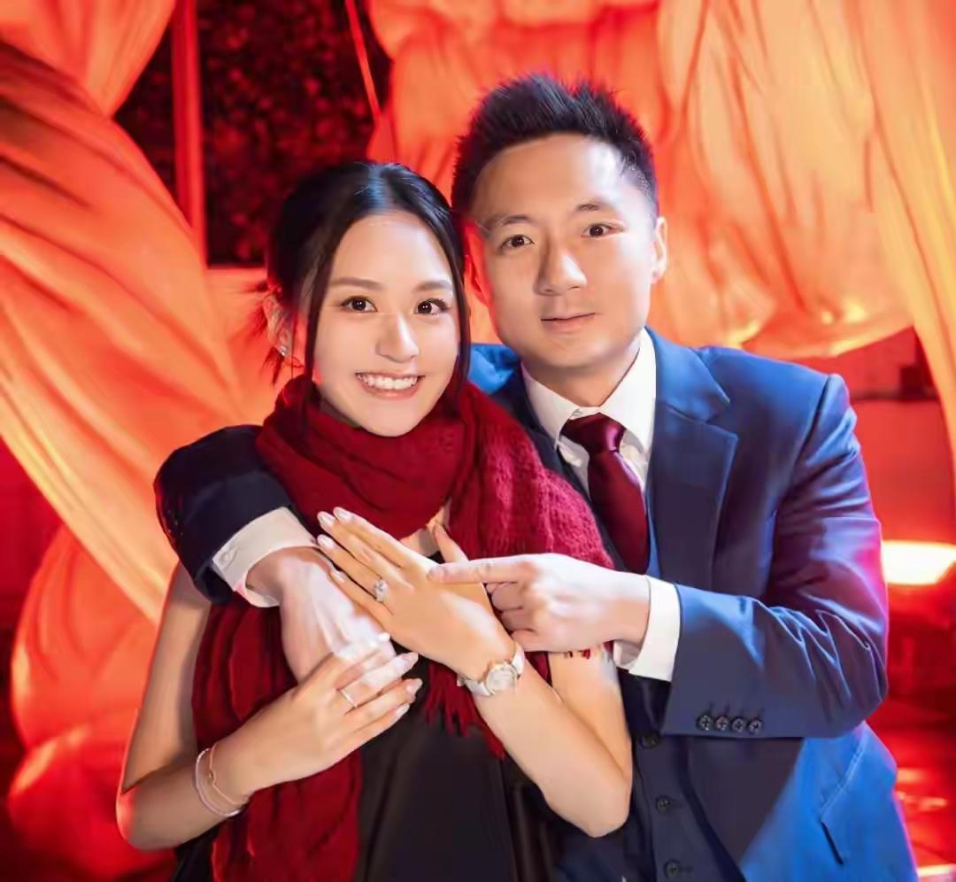 香港百亿富四代钟培生和庄雅婷官宣结婚了，从求婚到结婚才不到一个月，速度超快。钟培