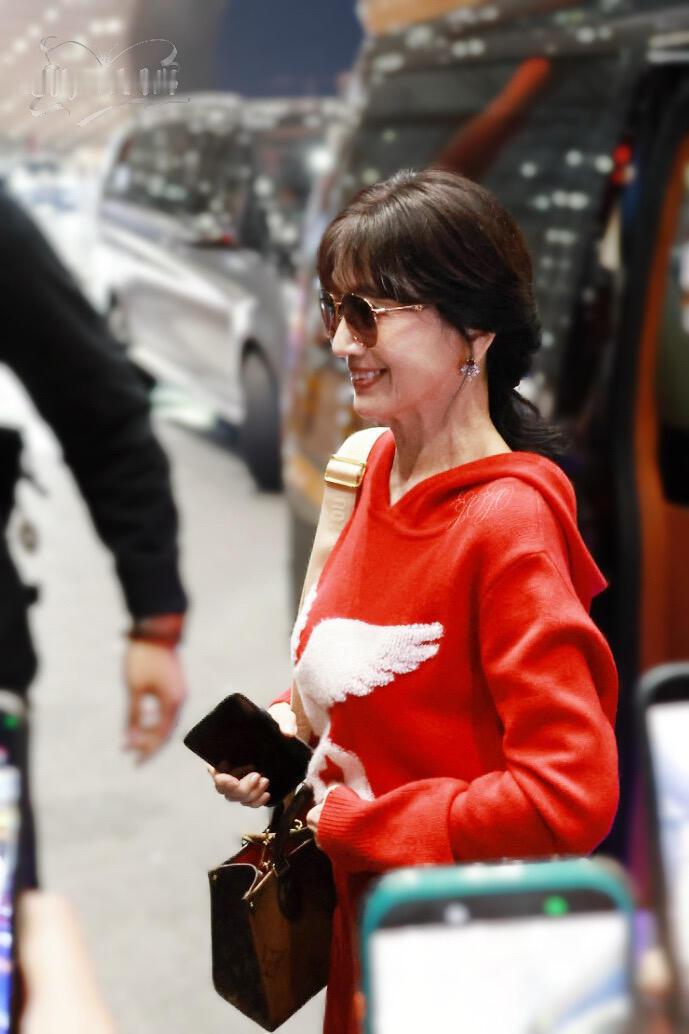 赵雅芝给年龄焦虑女性的建议赵雅芝分享冻龄秘诀 听赵雅芝聊年龄，像被一阵春风吹过。