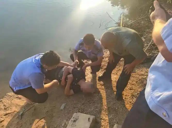 江苏如皋街头，七旬老者冰水救人的壮举，让无数人动容。生命悬于一线的瞬间，谁能扛起