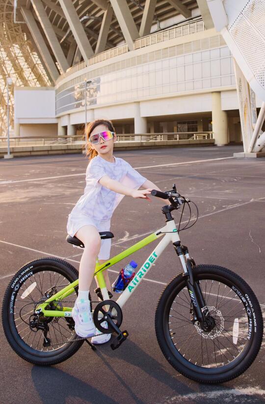 🚴‍♀️骑行少女，阳光下风一样自由～