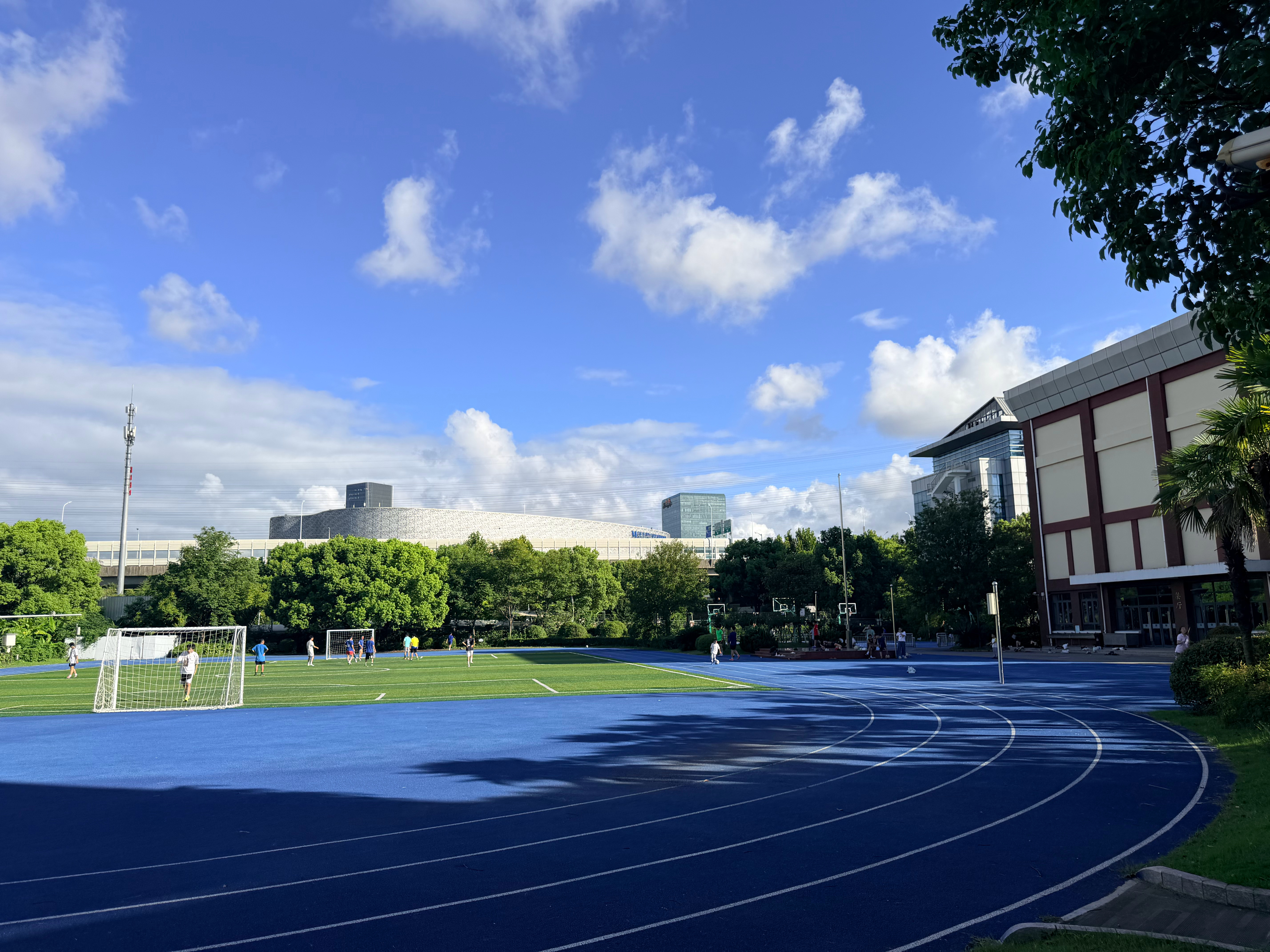今日超绝好天气潜入隔壁小学感受下祖国花朵的摇篮… ​​​