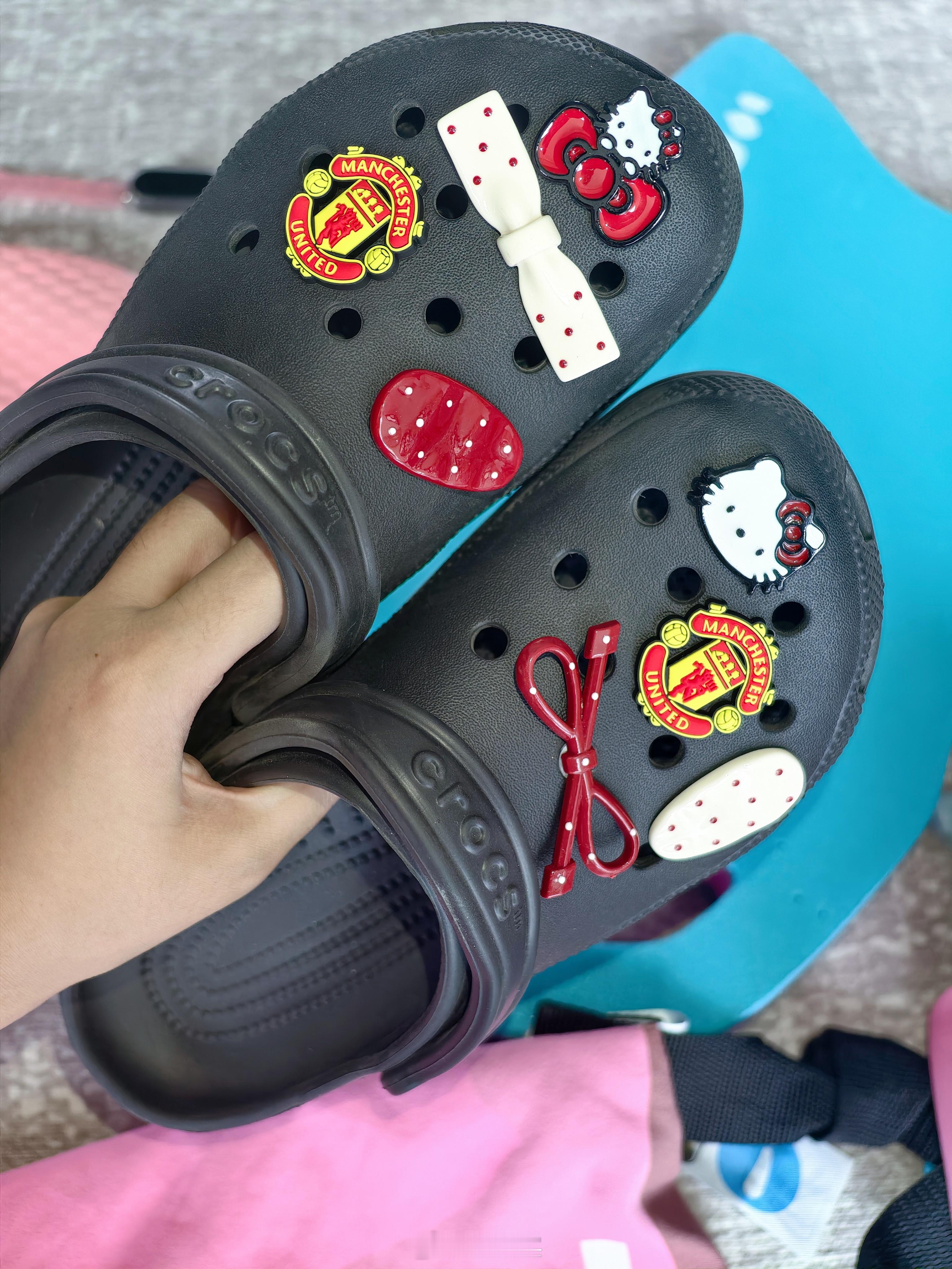 买到了曼联队徽给洞洞鞋安排上还有可爱Kitty曼联