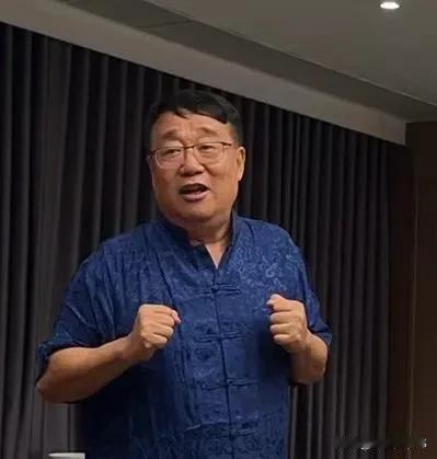 两个坚持 
坚持工作岗位不变，坚持家庭成员不变！
这是今晚“辩友会”辩友聚会上的