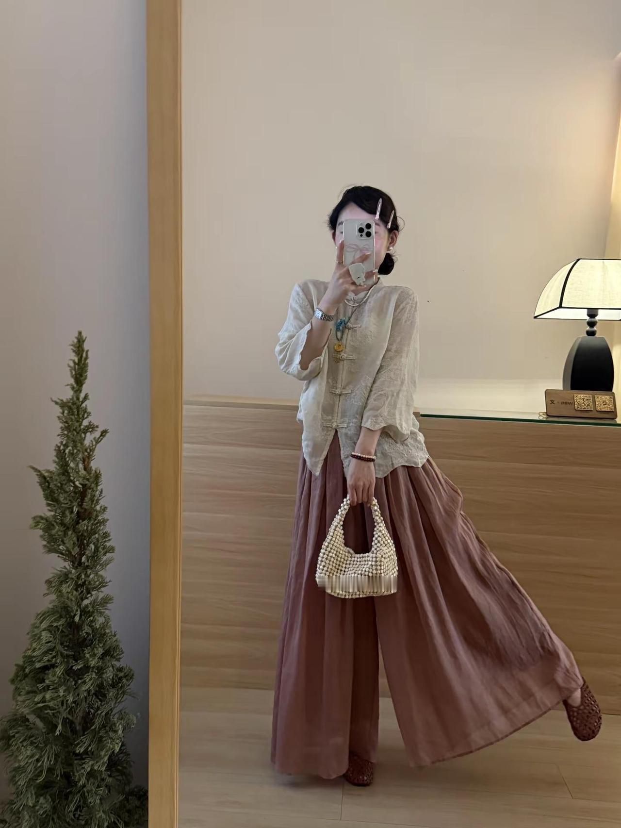 大概随着年纪增长，心态慢慢沉淀下来。不再热衷无谓的社交，不喜喧嚣纷扰，也不愿假意