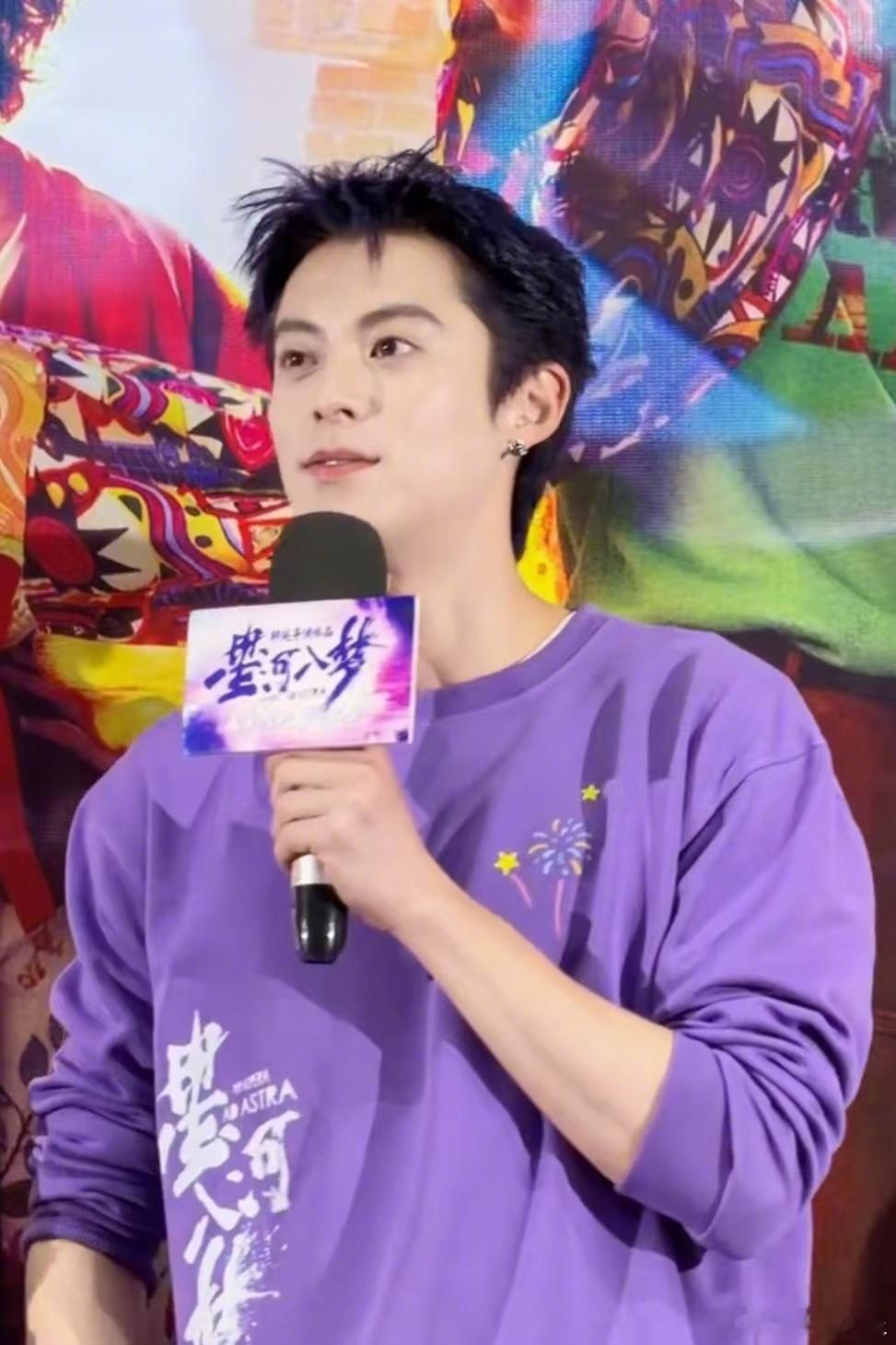 王鹤棣被小朋友夸得心都要化了 重庆路演可爱暴击！被小朋友疯狂夸奖的王鹤棣，害羞又