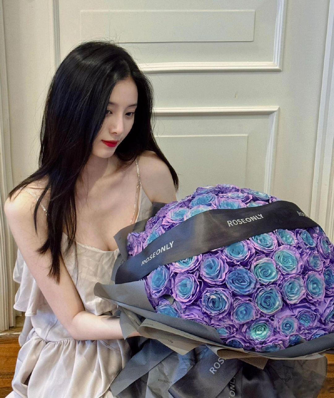 #徐艺洋晒玫瑰花#品牌方送的花花，怎么送在韬的审美上[允悲]#还以为是黄子韬送的