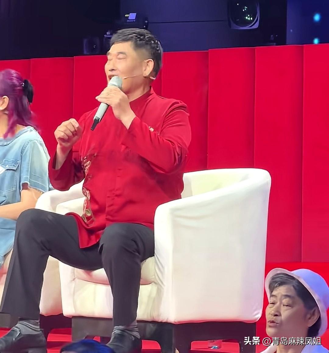 忙完农活赴演播厅！朱之文重回老舞台全新亮相。
大衣哥朱之文现身《星光大道》录制现