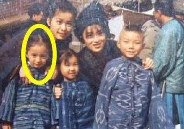 杨幂小时候曾在周星驰的电影《武状元苏乞儿》跑过一个小小的龙套，你发现了吗？ ​​