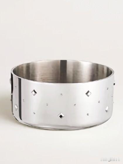 爱马仕最近推出一款全不锈钢材质制造的餐碗，价格超20000元人民币。
值得注意的