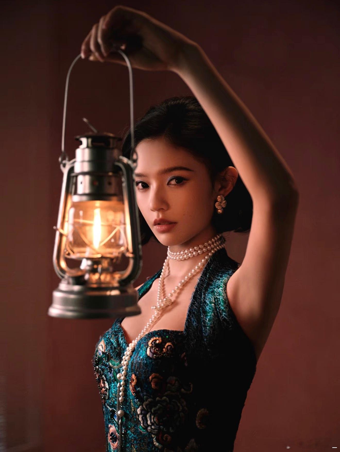 林允水墨画中走出的美人林允撑伞神图有了 论林允和东方美学的适配度！新中式风格太适