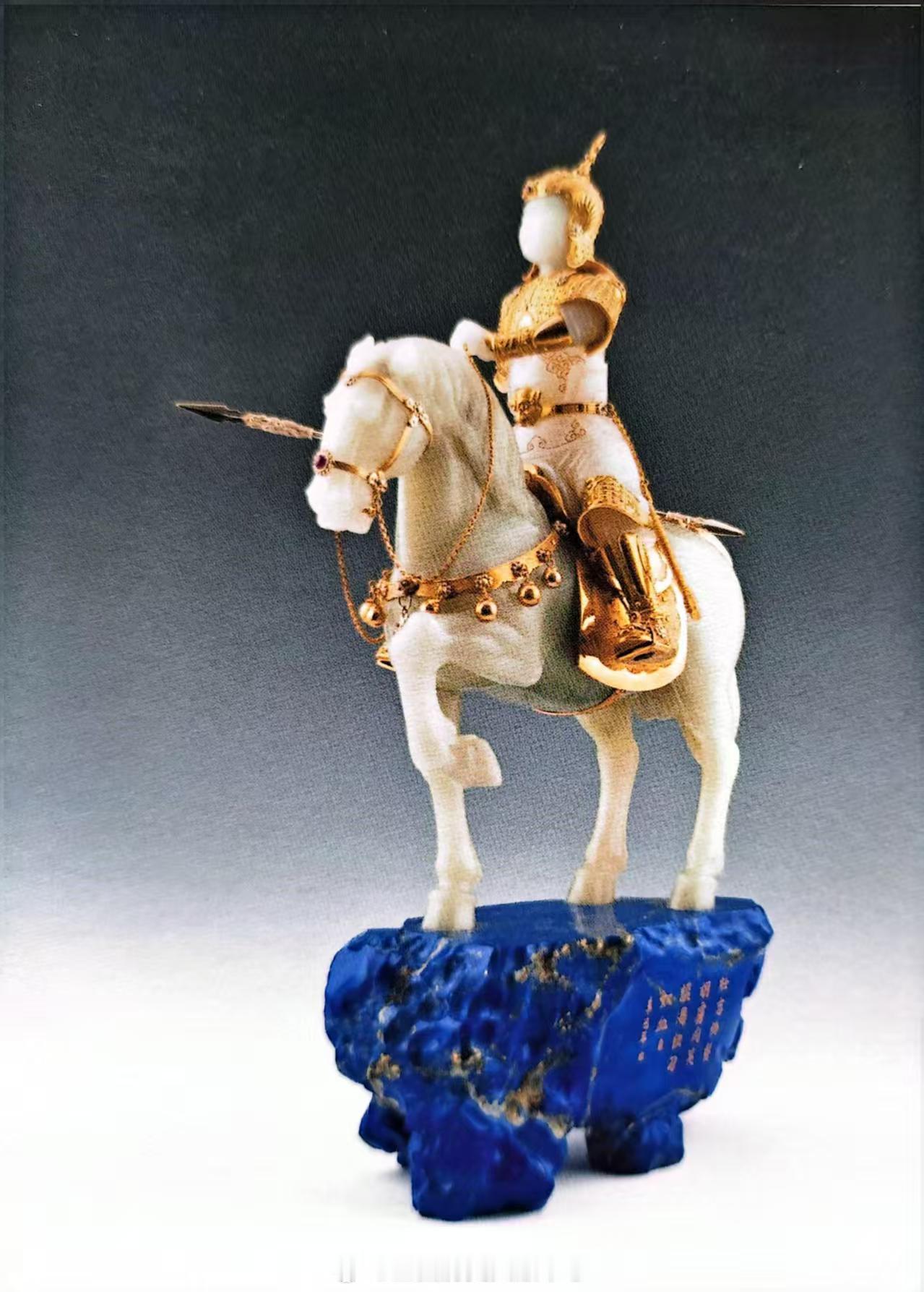 上海非遗金银玉石镶嵌技艺岳飞作者：曹平年代：现代规格：19x12x35.2cm此