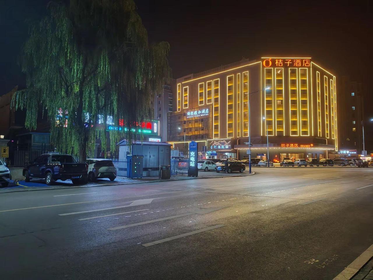夜色与孤独为友，，，，，城市中追逐梦想，但常常忘记，那些灯火阑珊处的冰冷与孤独。