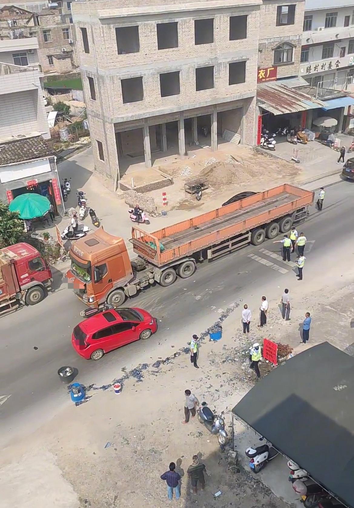 4月26日，玉林睦村路段电车撞在大货车车头旁，旁边有一辆红颜色的小轿车！同城热点