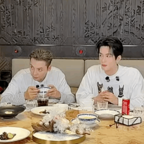 曾舜晞狼人偷偷藏不住陈伟霆曾舜晞还没开始认真吃狼人游戏闭眼中曾舜晞偷偷睁眼吃瓜，