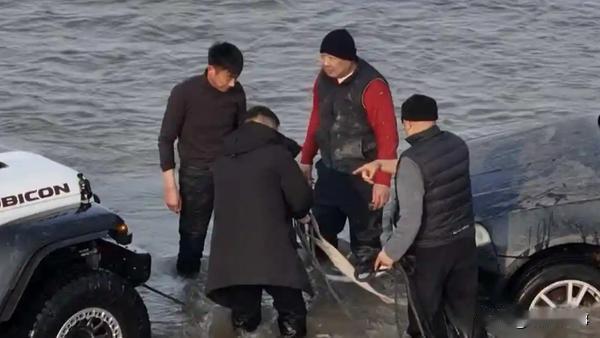 1月21日，多位网友发布了60岁的于东来跳入冰冷河水中施救被困车辆的视频。
22