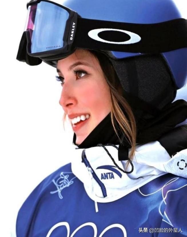 美国副总统万斯，指着鼻子骂谷爱凌是叛徒，没想到她只用4个字，就让整个美国媒体闭嘴