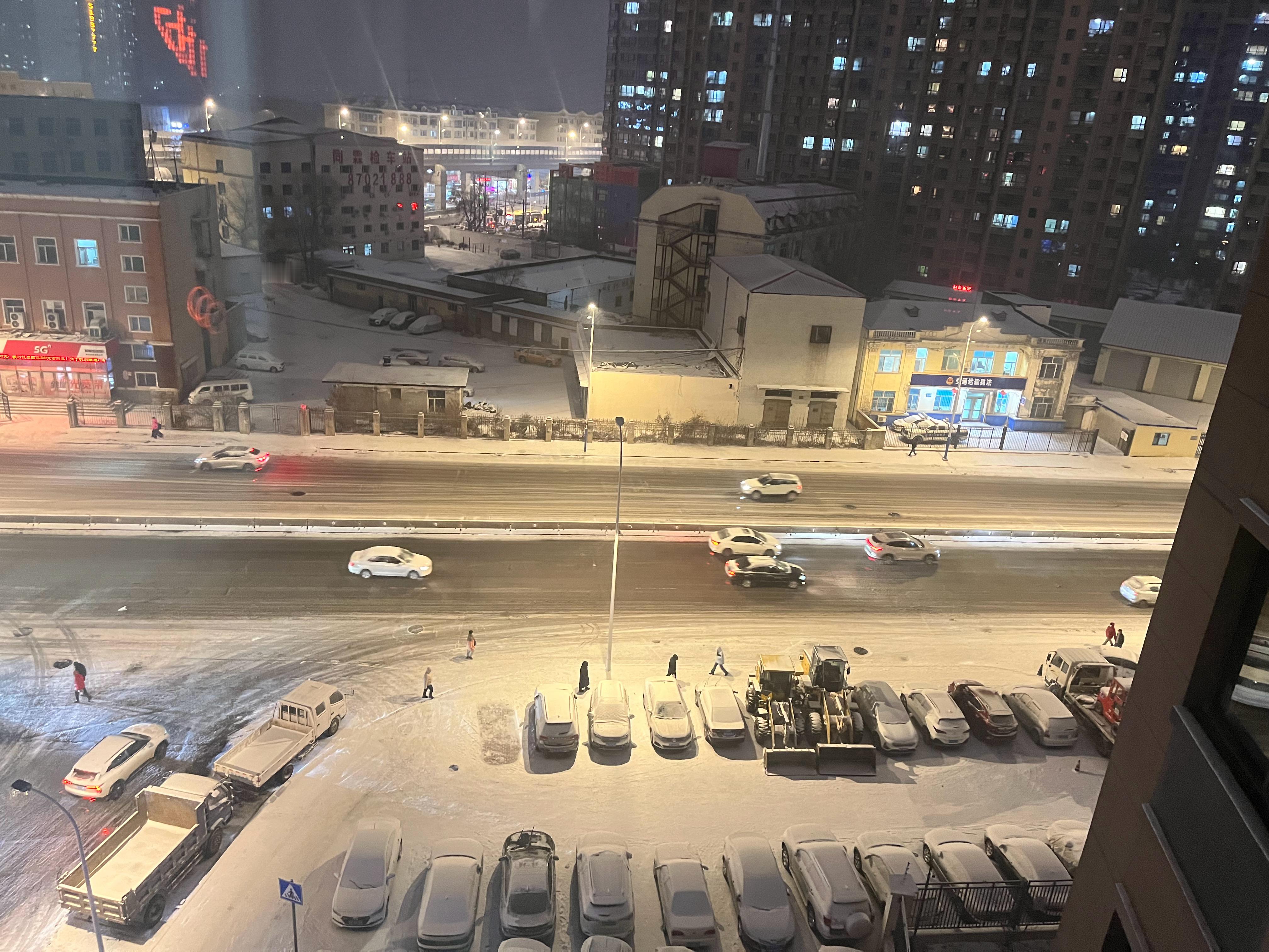 哈尔滨下一场雪之后感觉车又干净了算来算去今年我就去刷了1次车[衰]你们多久刷一次