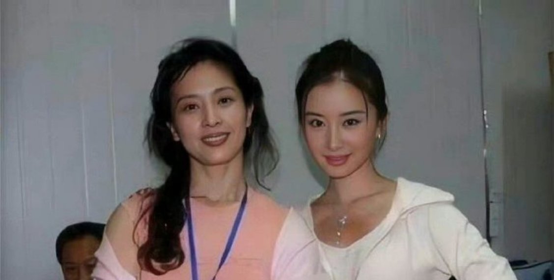 第一次知道刘亦菲妈妈这张照片是p过的，其实P前就很美 