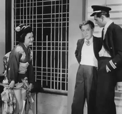 1955年，一名日本女人当着丈夫的面，撩开和服下摆，露出自己白皙的双腿，用两腿膝