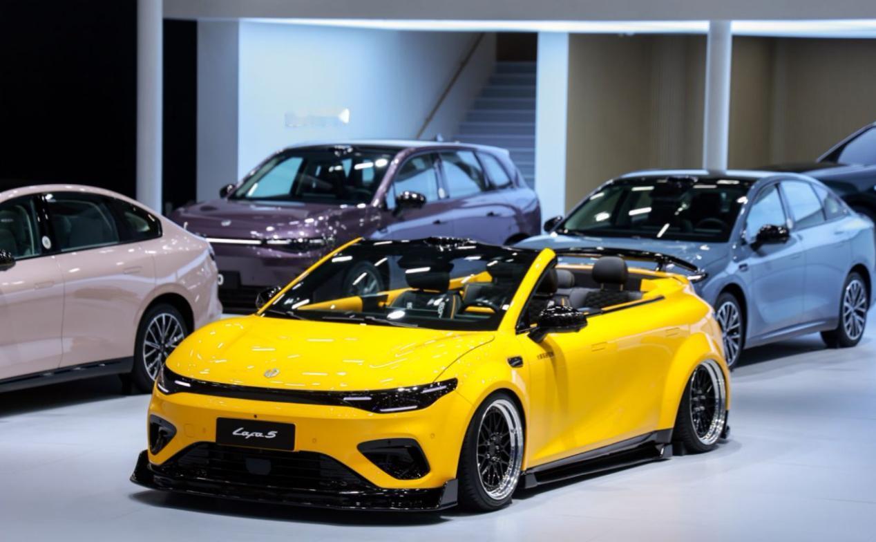 对lafa5彻底改观
谁懂，前几天我在看到广州车展的敞篷lafa5时，人都傻了，