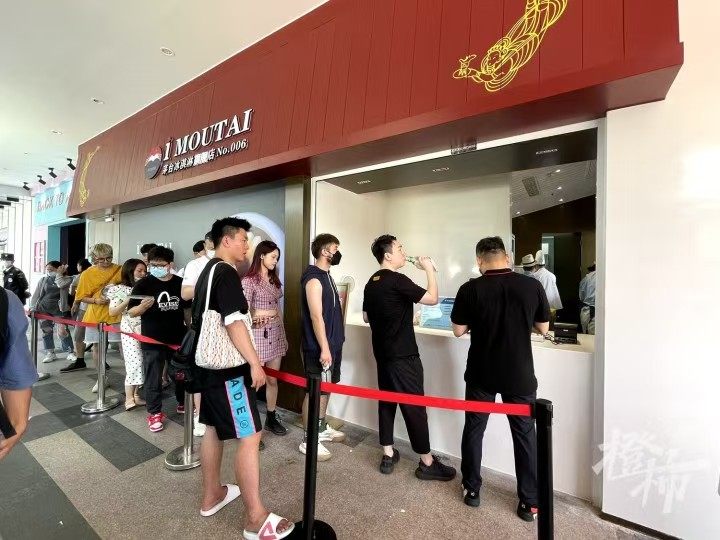 2025年营收消失300亿，五粮液跨界开潮饮店，68元一杯白酒咖啡你会买单吗？