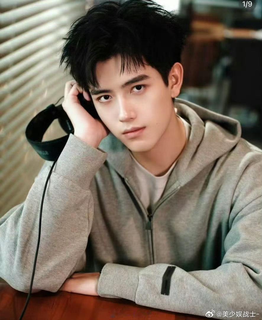 谁懂阿瑟这段雨中独白的含金量 陈飞宇这段雨中独白真的进步了。“我段胥，非贺思慕不