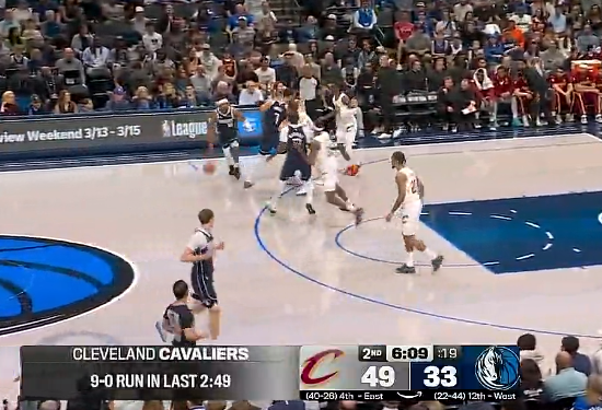 骑士近3分钟打出一波9-0，重新领先独行侠到16分分差