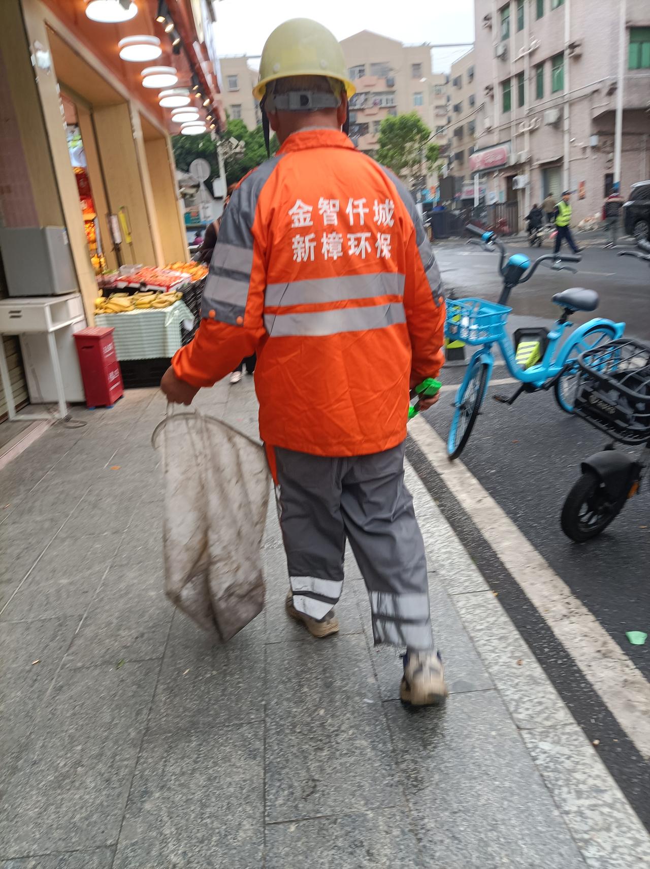 集卡领红包上班的人辛苦了，清洁工更辛苦，一大早就在扫地了，打工人真的太不容易了[