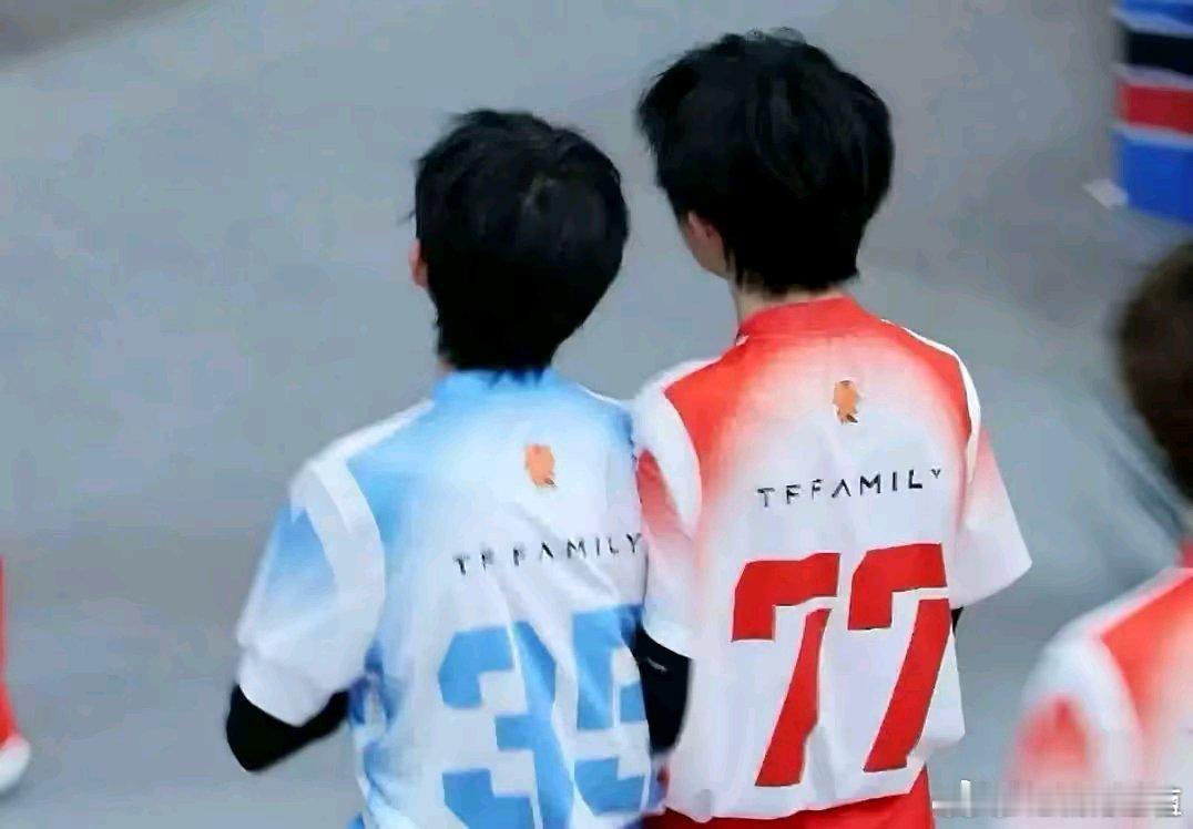恒铭[超话]  💫恒铭 暧昧拉扯 无限眷恋 💫恒铭 四代双神颜活得简单不难，