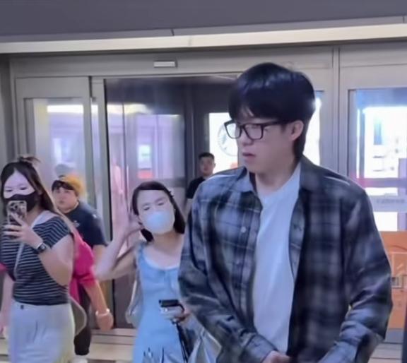 这个女孩子在机场出口就盯上了王楚钦，好像提啥要求，遭到王楚钦的黑脸和拒绝。并一路