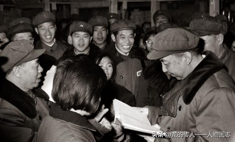 1977年4月，华国锋在大庆油田视察，正在查看仓库保管员的台账(后左三着军装为曹
