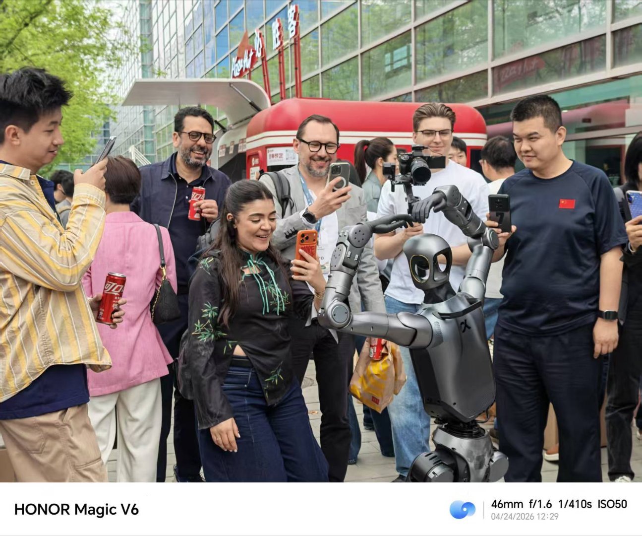 荣耀的闪电和元气仔最近成了顶流，跑完马拉松，又在北京车展亮相了，当起了车模又吸引