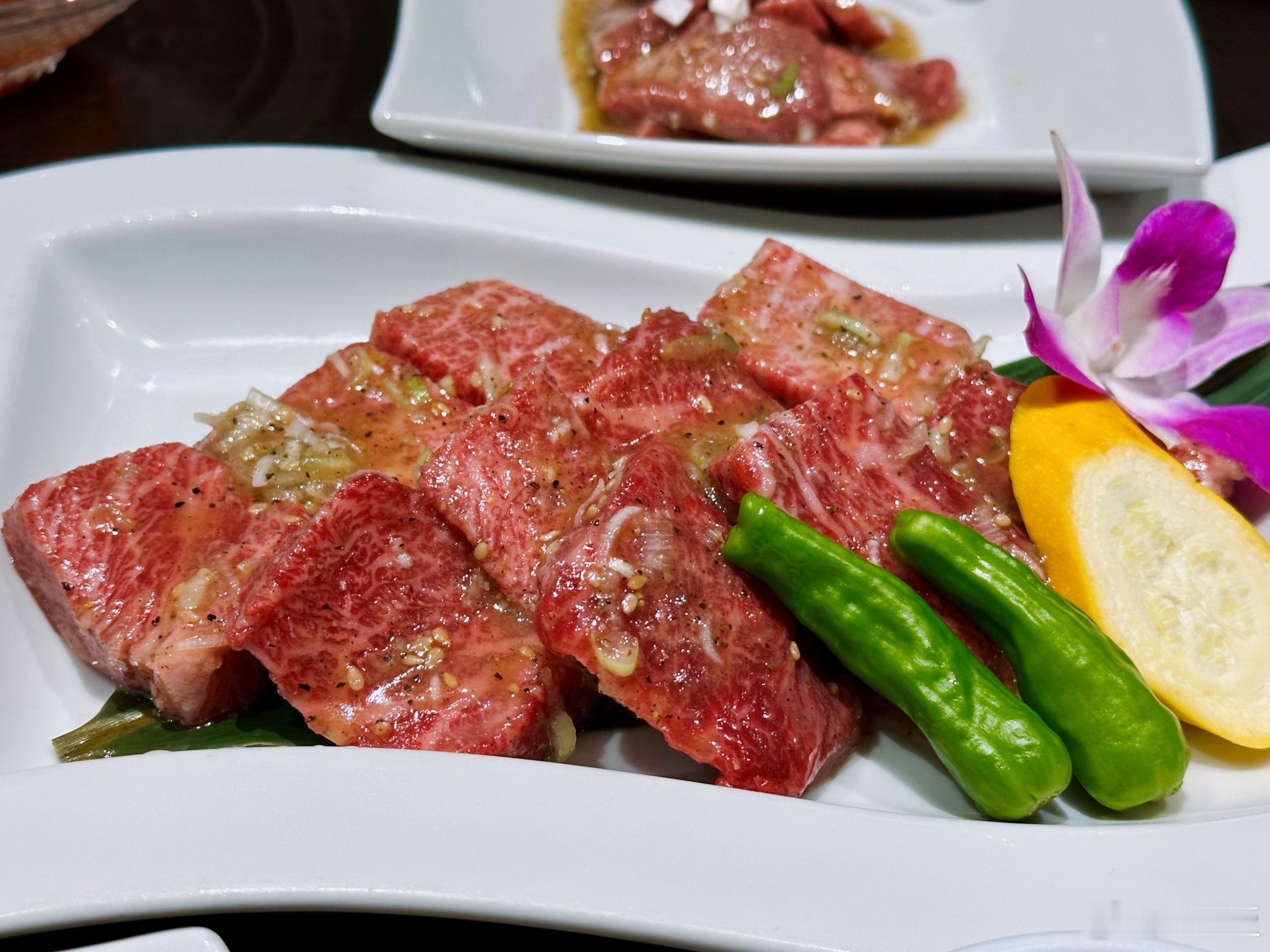 今日构成身体元素的，主要是福冈牛的肉山肉海。每次来都会跟好友一起吃烤肉，一顿夯完