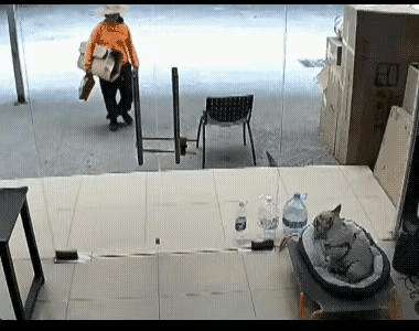 她咋还生气了呢？
嫌少吗？说不明白，就业主而言，知足吧！没把你的椅子顺走就不错了