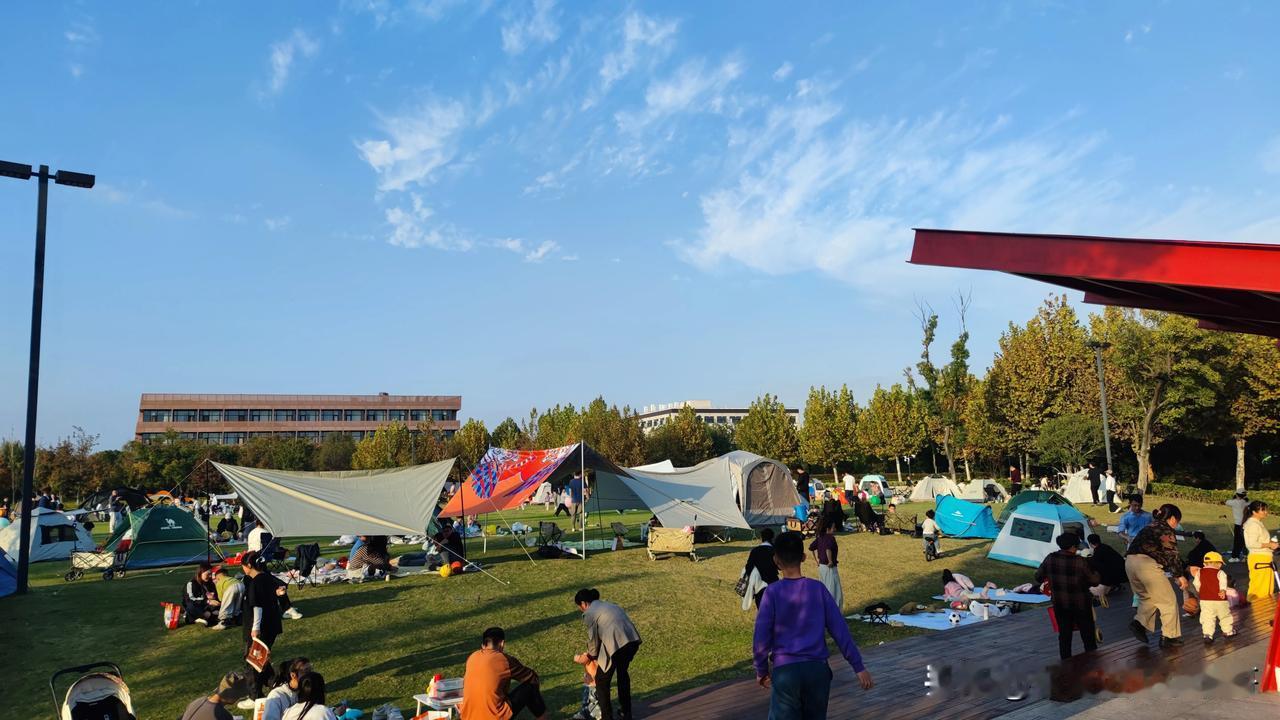今天的天气异常晴朗，我看到在体育公园里有不少人来这里搭帐篷，有的可能还带有自己躺