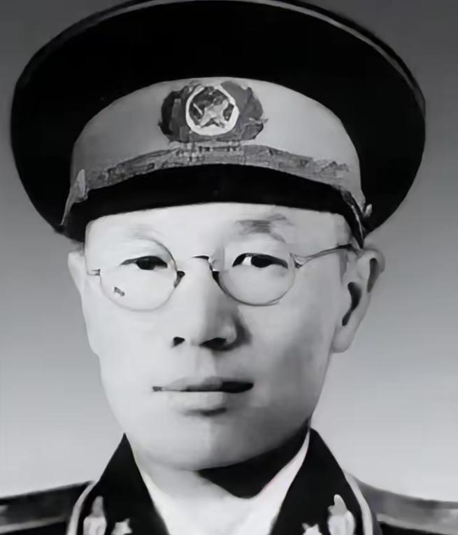 1937年，南京保卫战，全团打光，他一个人活着爬出来。被蒋介石下令秘密枪决，他翻