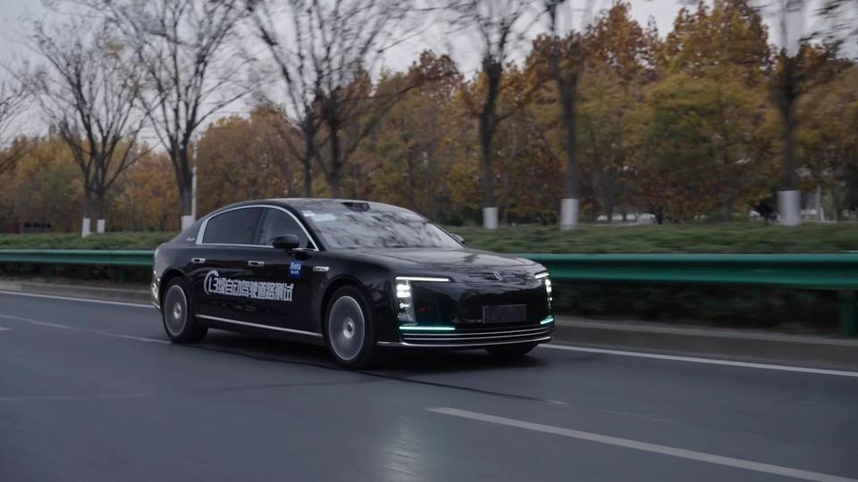 智驾卷到今天，鸿蒙智行“悟”出开车逻辑了
一段鸿蒙智行L3级自动驾驶测试路透画面