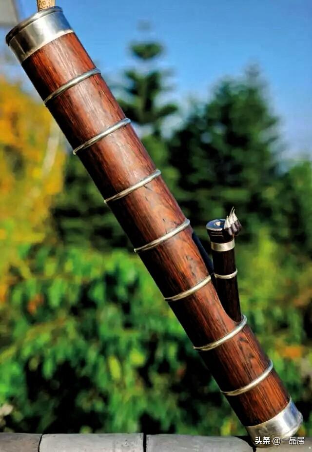 云南农村那边，有很多农村老一辈人至今家里都有一个那种用竹筒做的抽烟神器，名曰“水