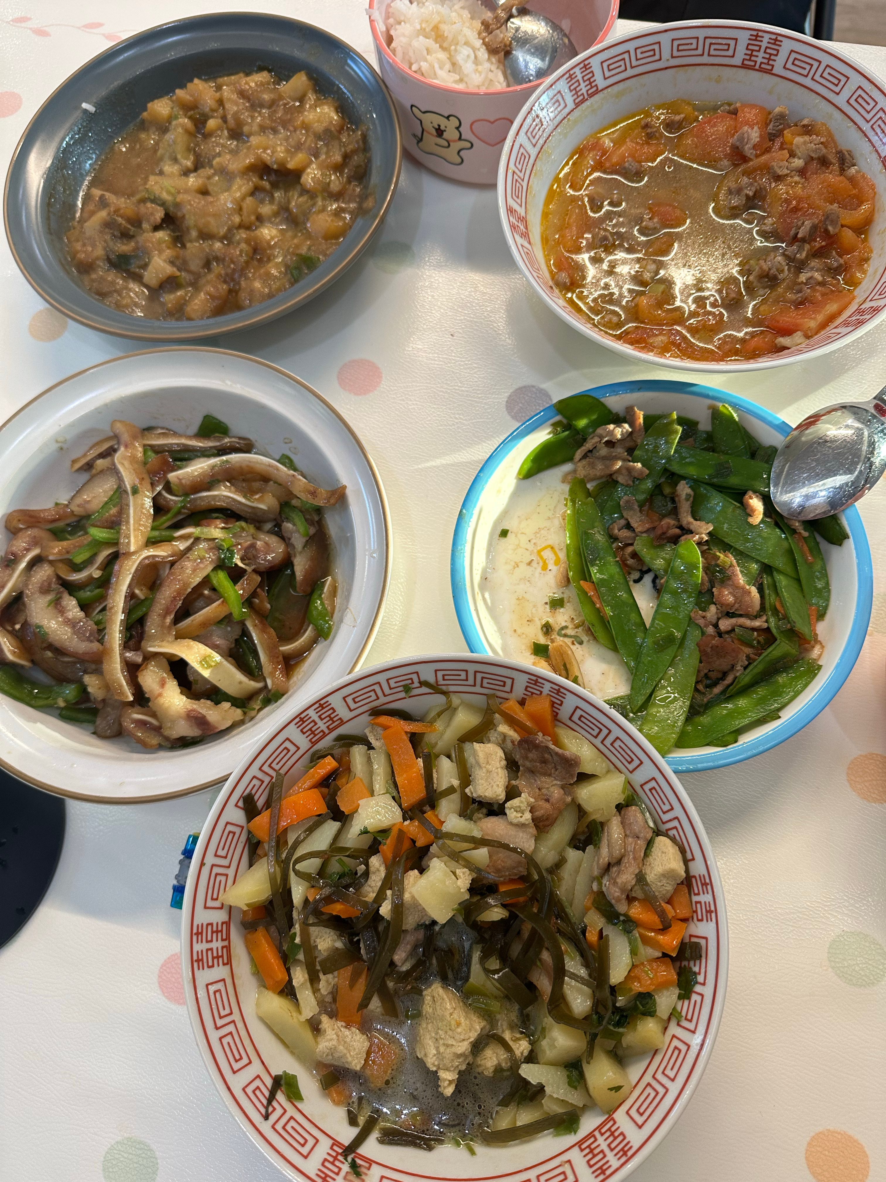 晚饭不小心做多了，海带豆腐土豆汤，猪耳朵，荷兰豆，土豆茄子，西红柿牛肉汤。但我就