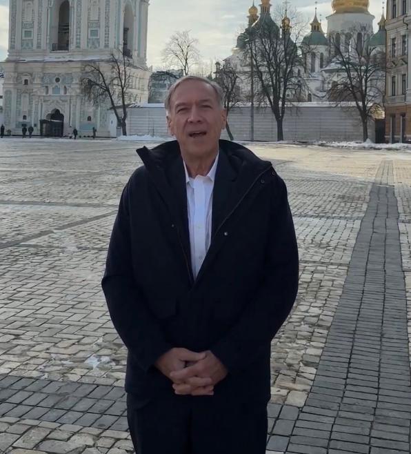 美国前国务卿蓬佩奥发文表示，四年前，普京发动了对乌克兰的全面入侵，尽管乌克兰受损