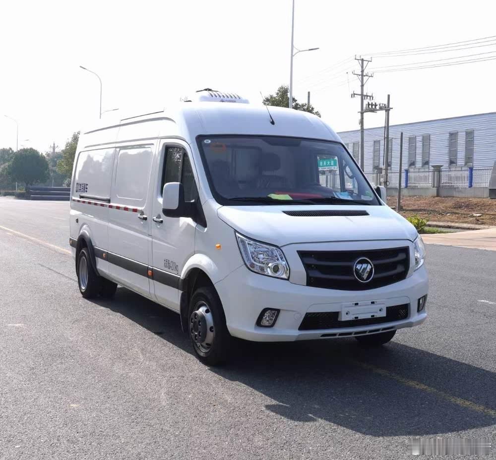 纯电动车型100度+的电池容量和增程/插混车型80度带电量，整备质量都是3吨上下