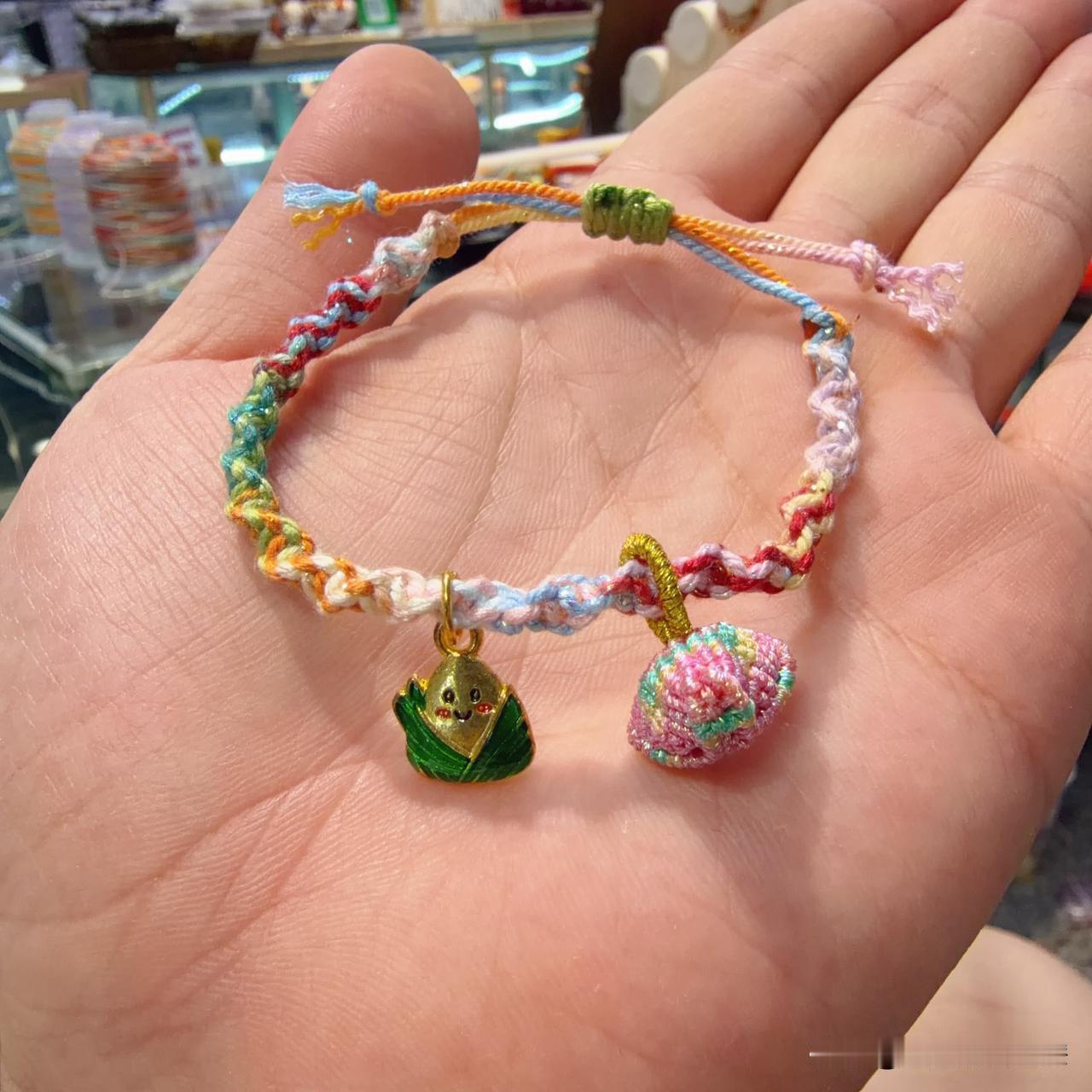 “雪宝爸爸，冒昧的问一下，明天你有空吗？”

当我看到这条消息的时候，我脑子有点