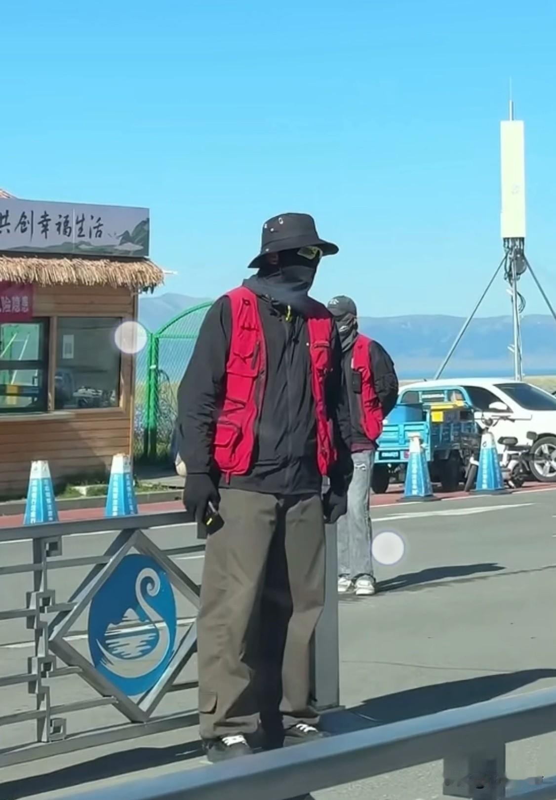 因为一句话，两次把自己送上热搜。

可他不知道的是，多少人因为他的那句“白活了”
