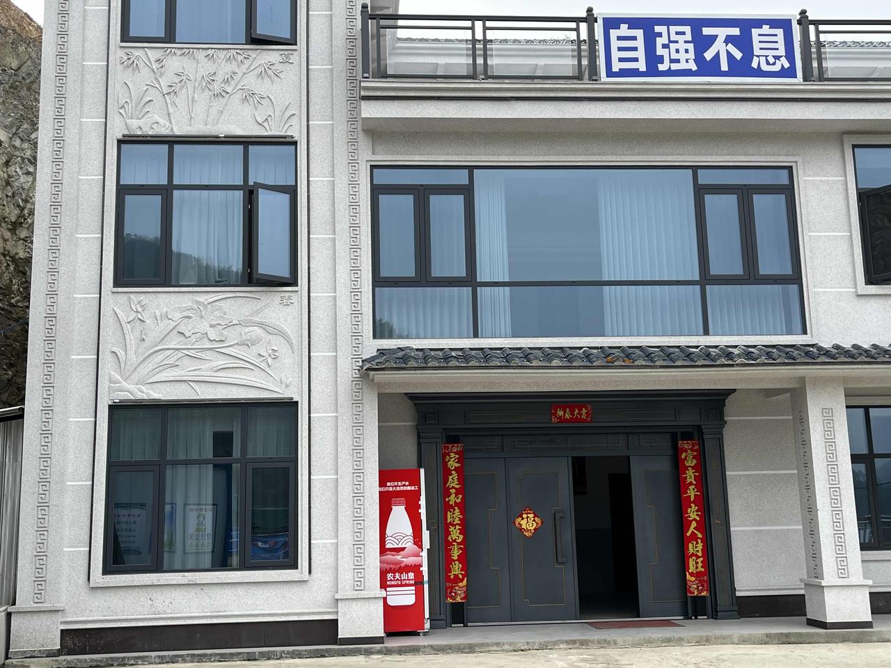 第一次去女友家

她爸妈一直让我去酒店住

说没领证之前不能在女方家留宿

想问