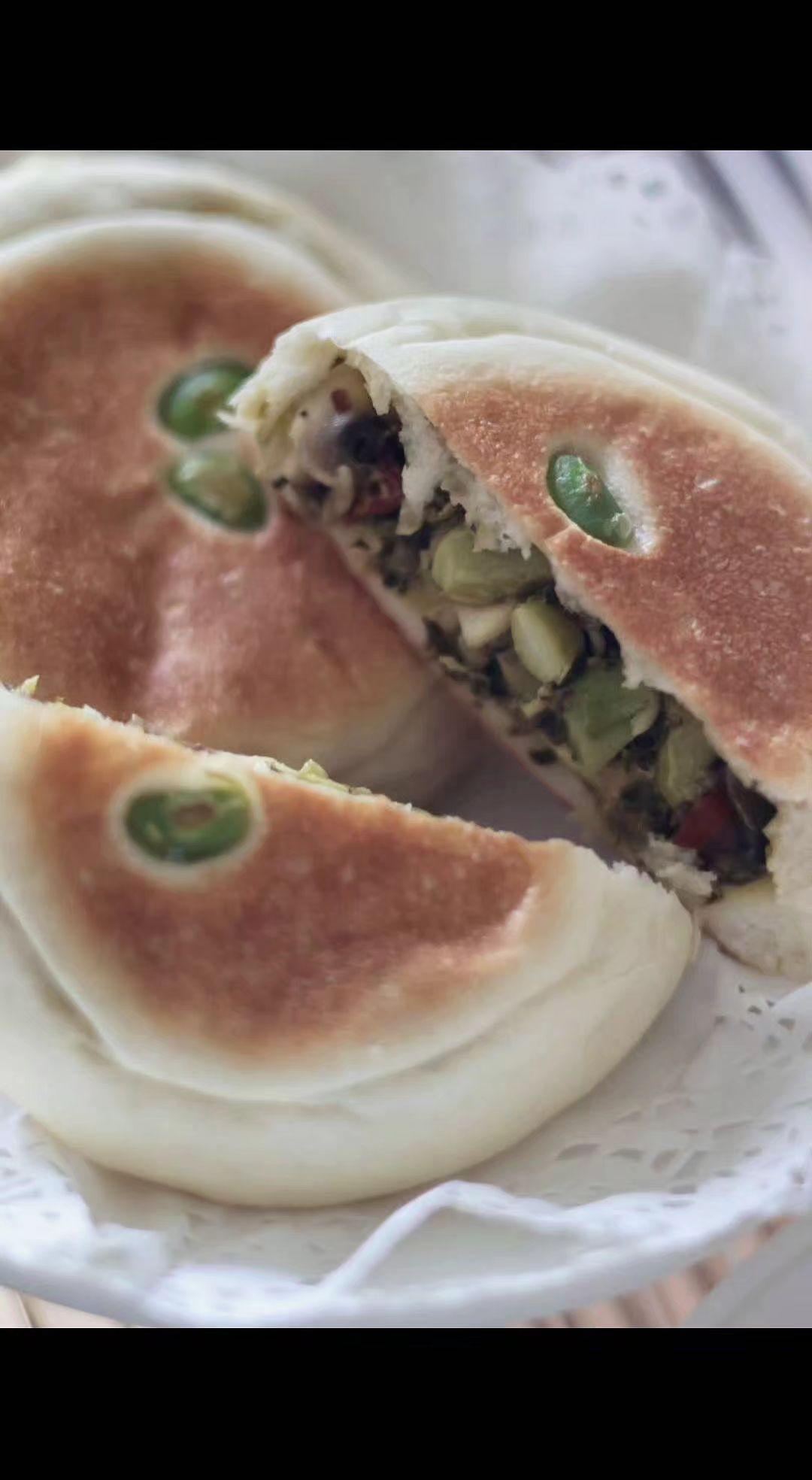 🥟咬开的瞬间，菜香裹着热气扑满脸庞～面皮像云朵般软乎，内馅是春天的调色盘🎨。