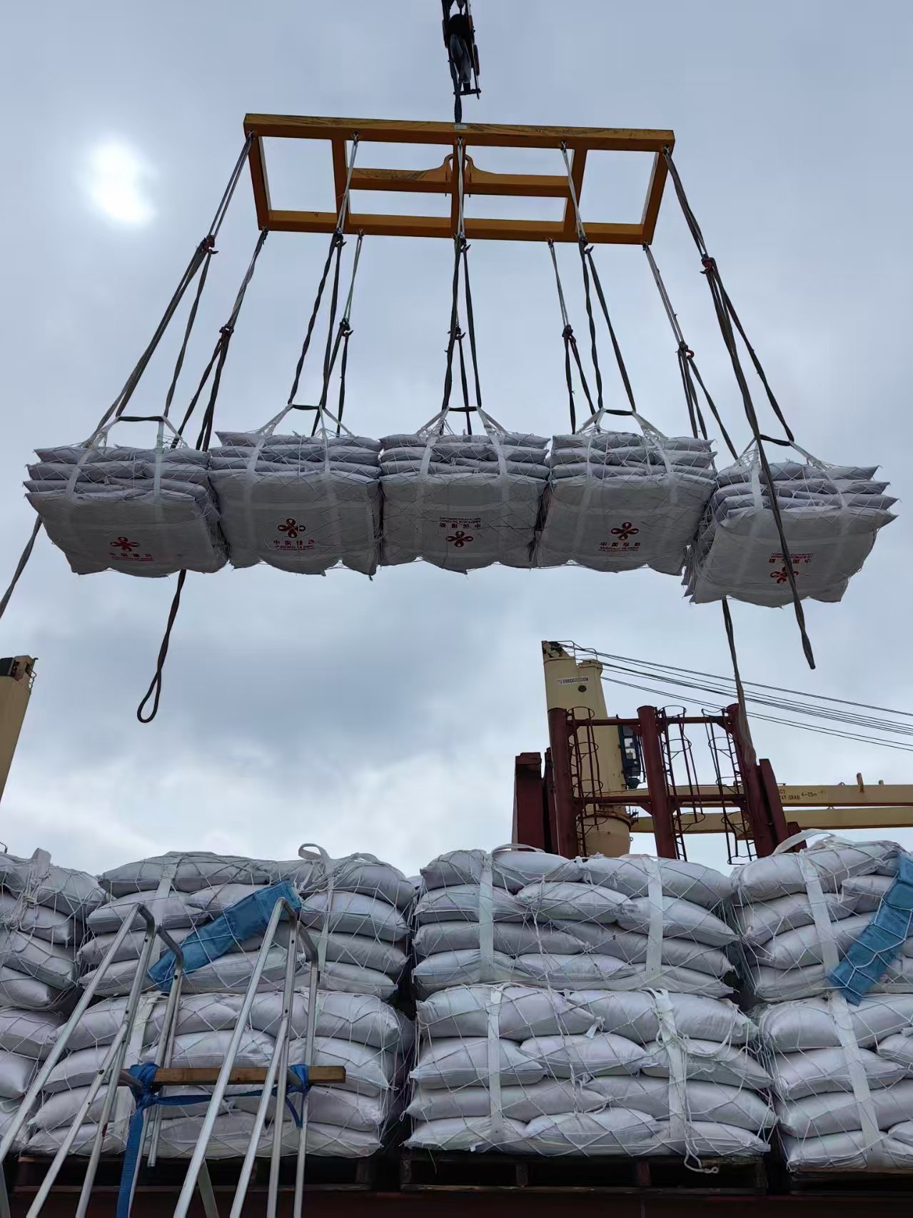 中国向古巴提供6万吨大米援助，希望古巴人民能够顺的渡过难关。 