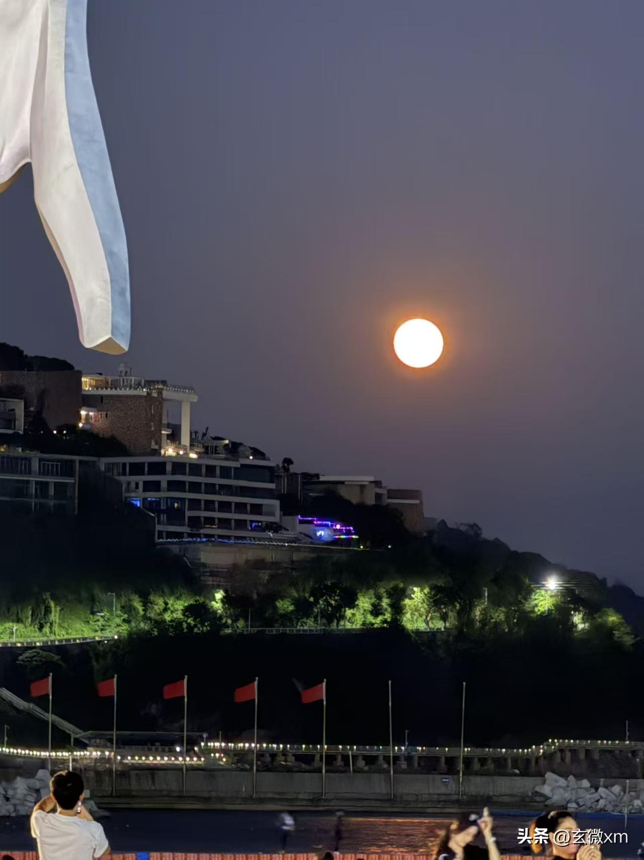 夜晚的月亮真亮，好美啊！