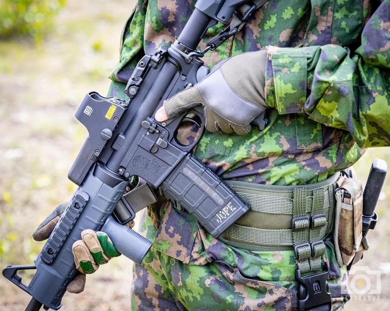 芬兰预备役军人佩戴 Smith & Wesson M&P-15 5.56 毫米突